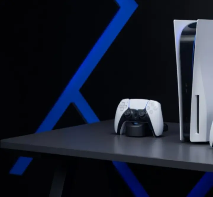 Setup gaming PS5 avec accessoires, manettes et casque sur bureau moderne