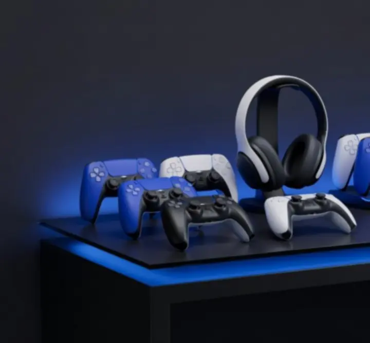 Vitrine d’accessoires gaming PS5 avec manettes, casques et périphériques.