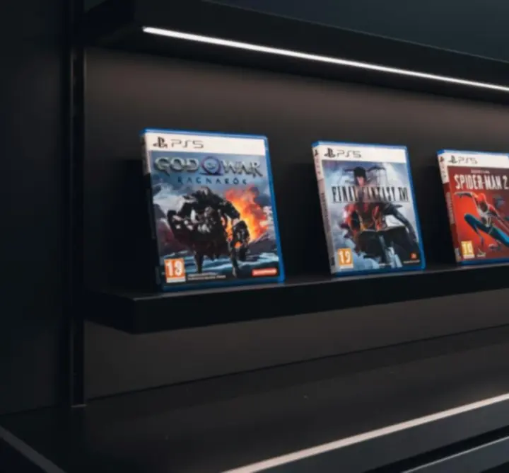 Collection de nouveaux jeux PS5 mis en avant sur un setup gaming moderne